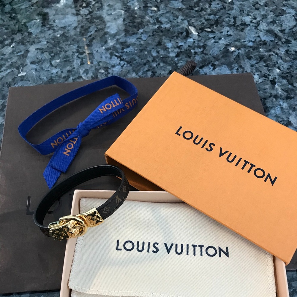 Louis Vuitton New just out Fasten your LV bracelet